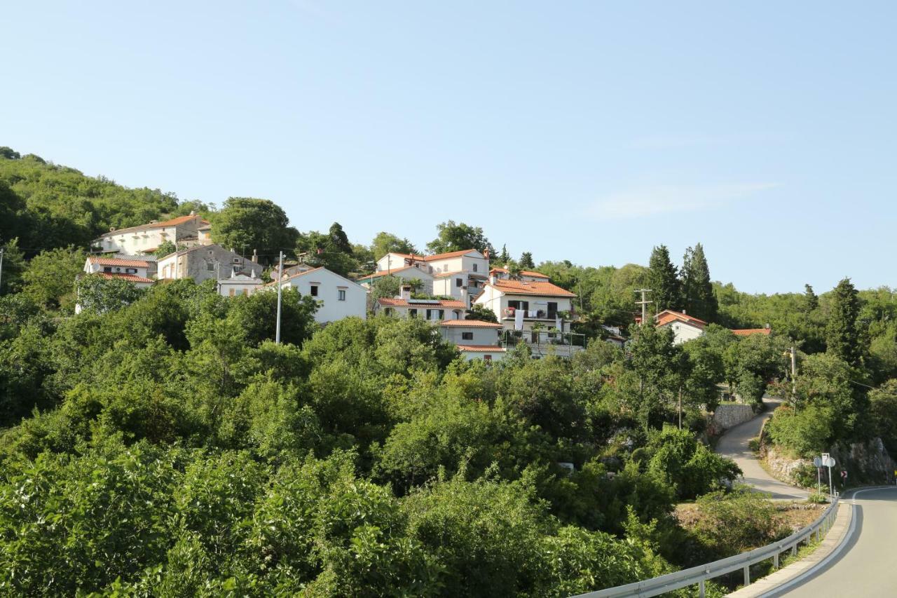 Apartments Tinka Brseč Eksteriør bilde